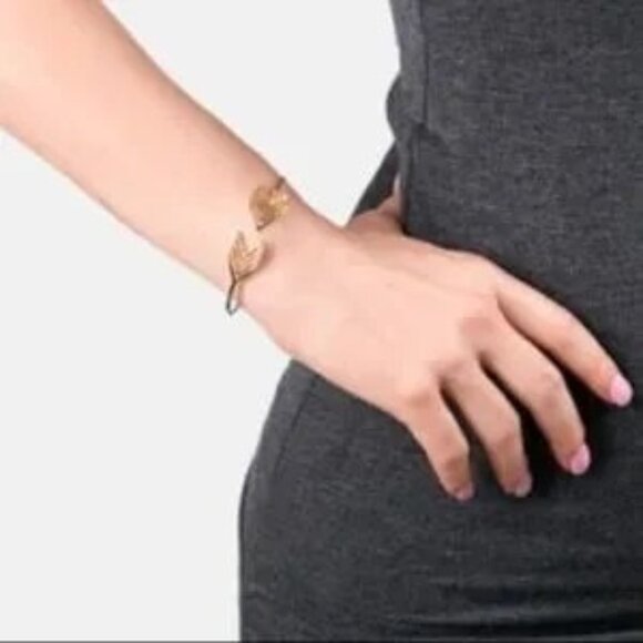 GORJANA | Chevron Arrow Cuff Bracelet - Picture 2 of 4